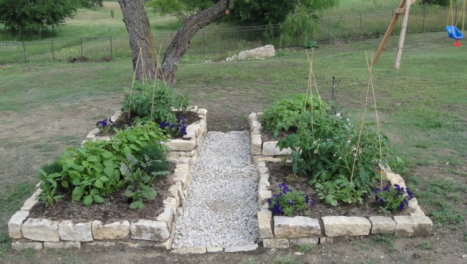 Круглые клумбы с грядками