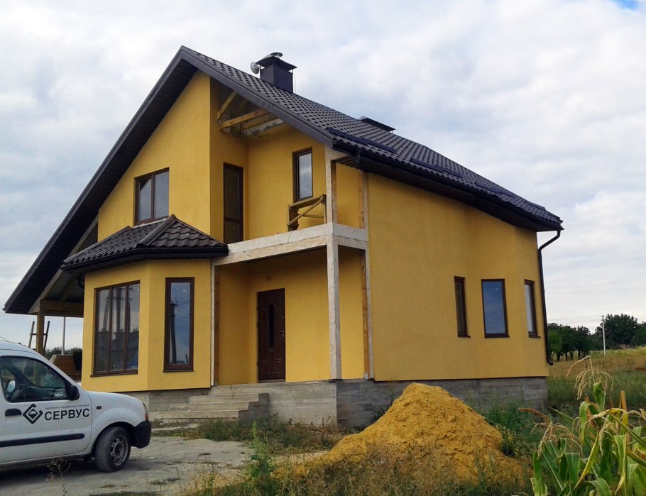 Желтый оштукатуренный дом