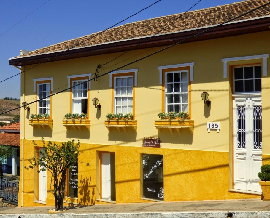 Коттедж желтый