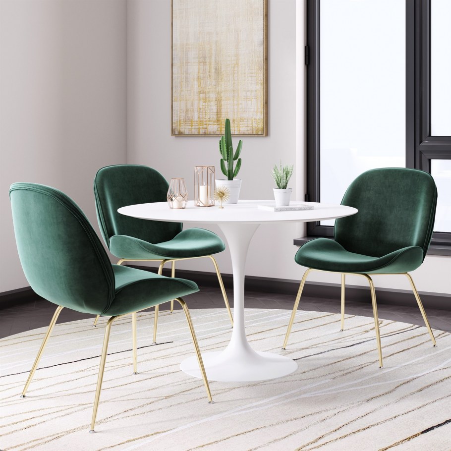 Бежевый круглый стол и зеленые стулья