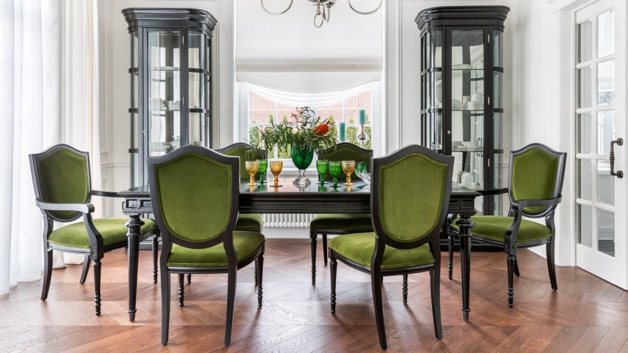 Зеленые стулья в интерьере