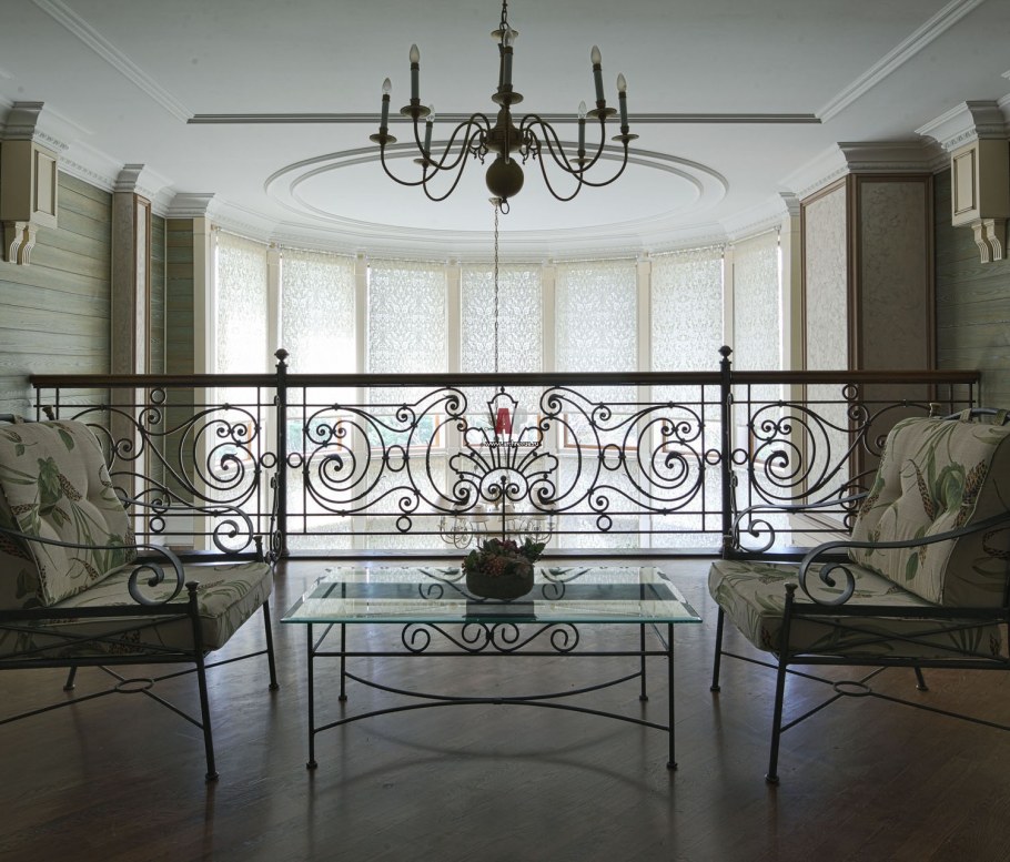 Подвесное кресло на балконе