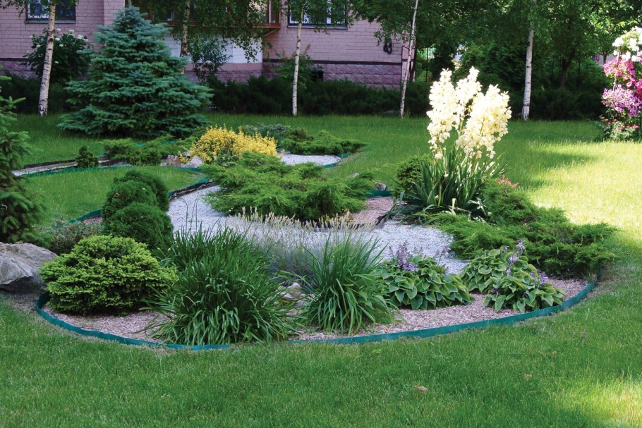 Идеи для ландшафтного озеленения клумбы на газоне