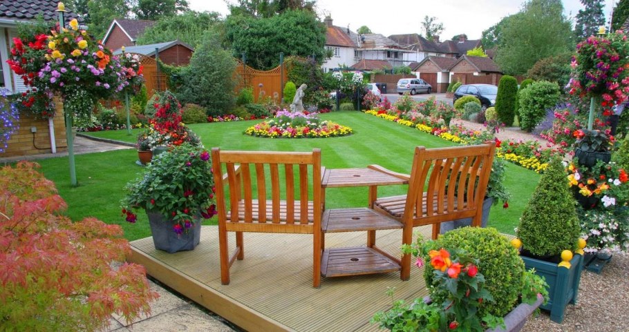 Цветник на даче возле зоны отдыха