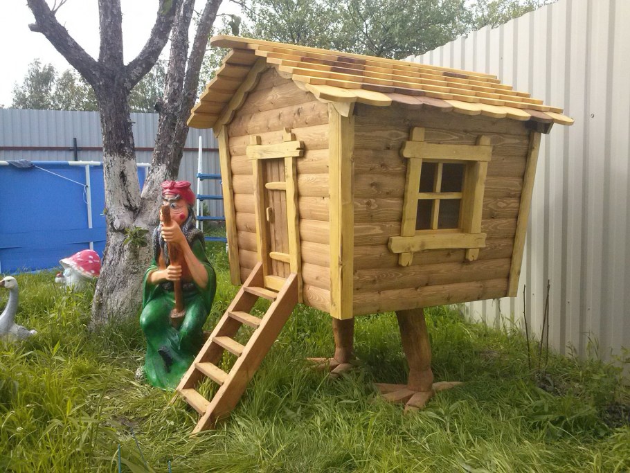 Домик из дерева в детский сад