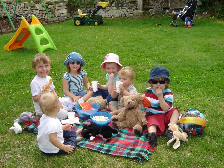 Дети на прогулке летом