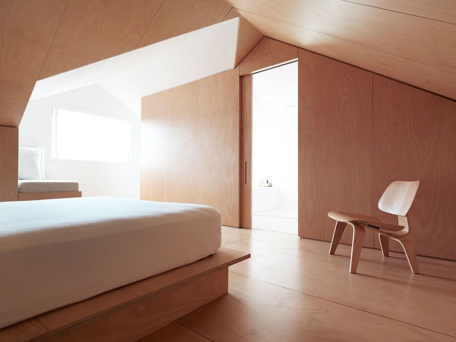 Отделка мансарды фанерой