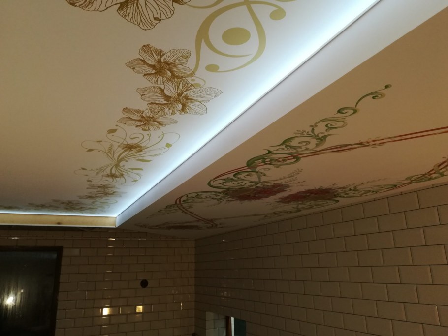 Тканевый натяжной потолок с узором