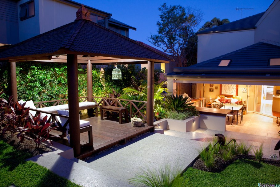 Красивый двор с беседкой