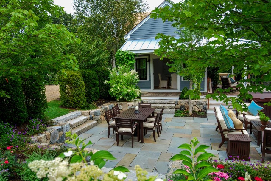 Уютный двор в частном доме