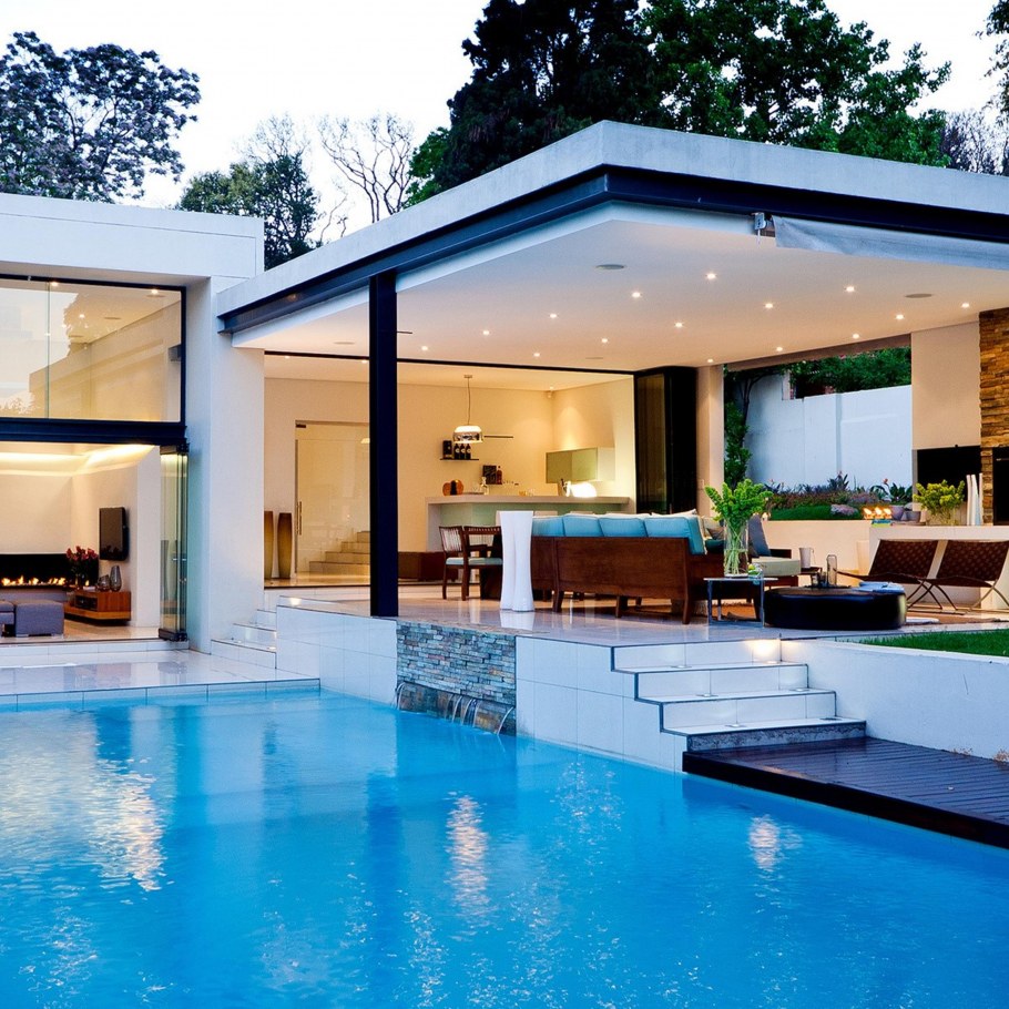 Красивый дом с бассейном