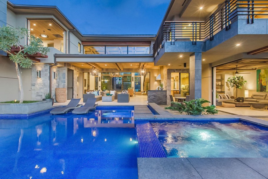 Дом с большим бассейном