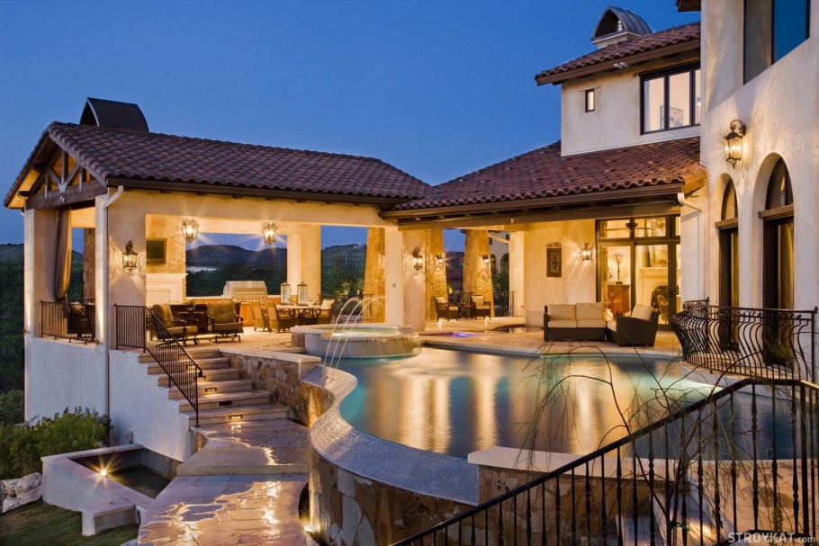 Особняк с бассейном