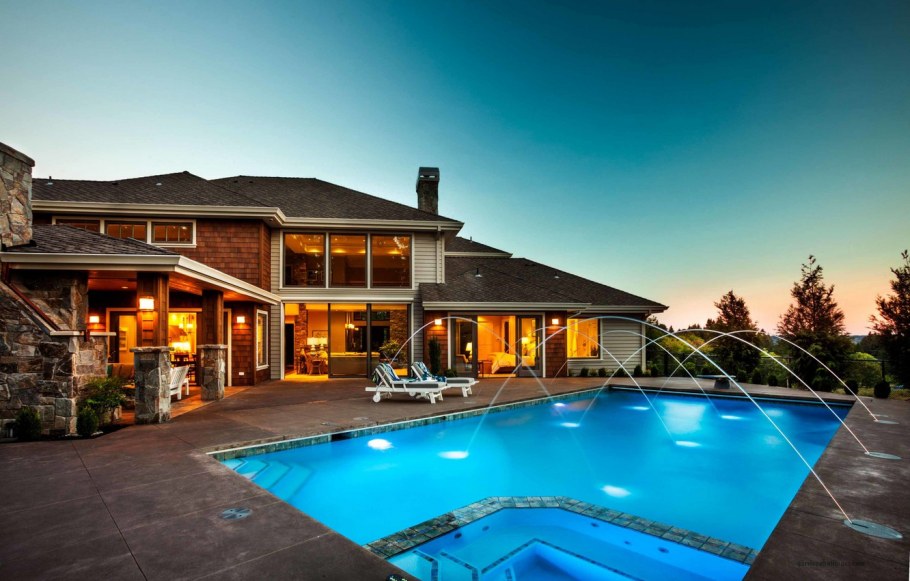 Большой дом с бассейном