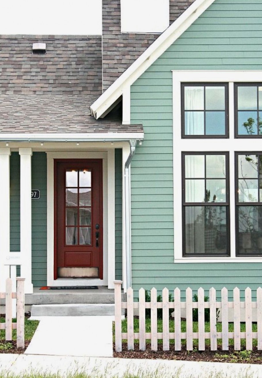 Деревянный дом мятного цвета