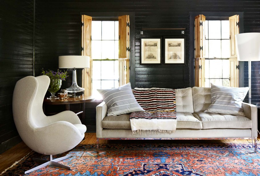 Темные стены в деревянном доме