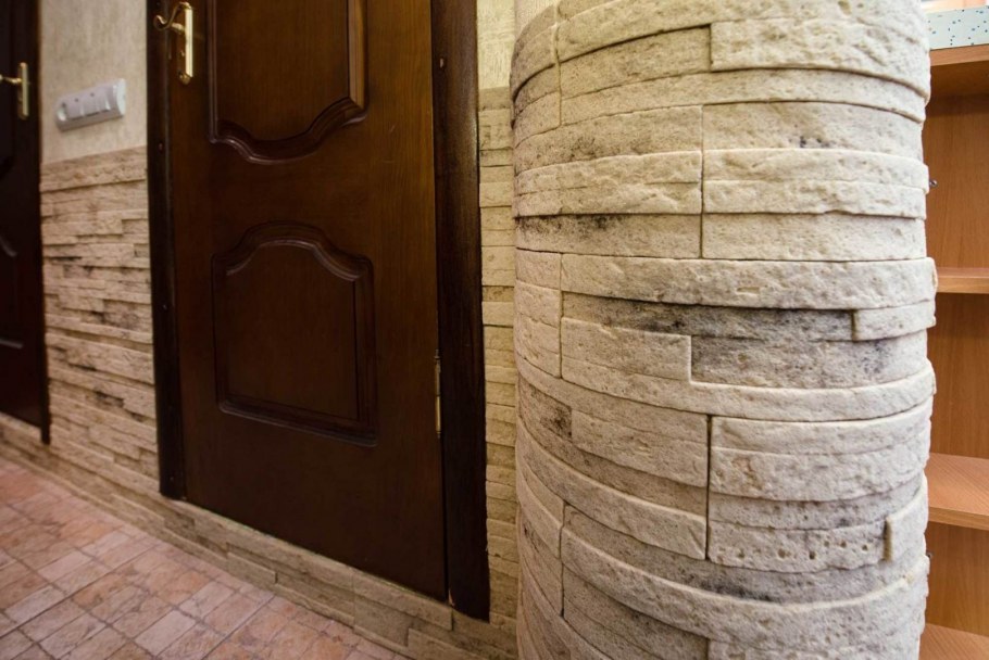Отделка углов декоративным камнем на обои
