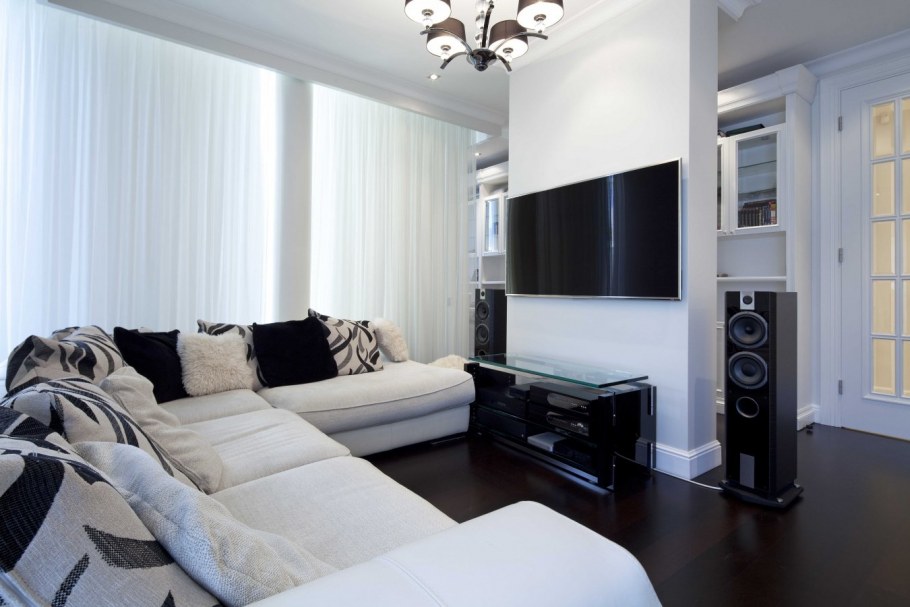 Интерьер гостиной со светлым полом и темной мебелью