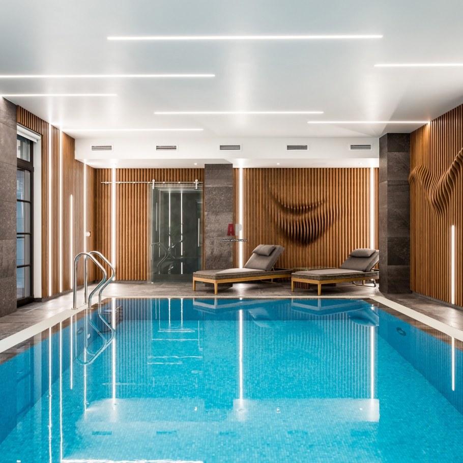 Интерьер крытого бассейна