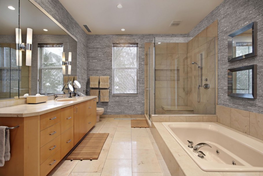 Большая ванная комната в частном доме