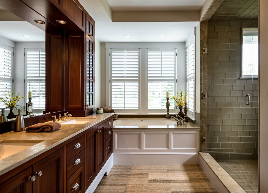 Ванна с окном в частном доме