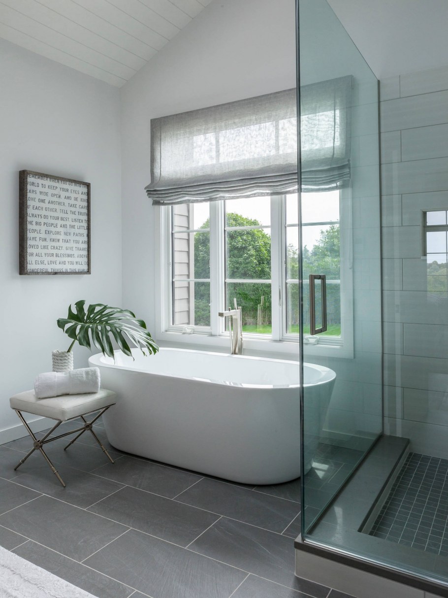 Красивая ванная с окном