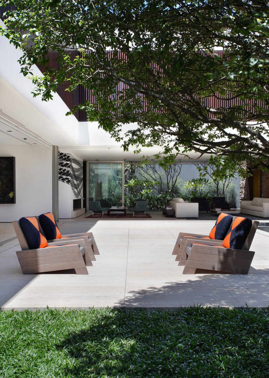 Коттедж с внутренним двориком