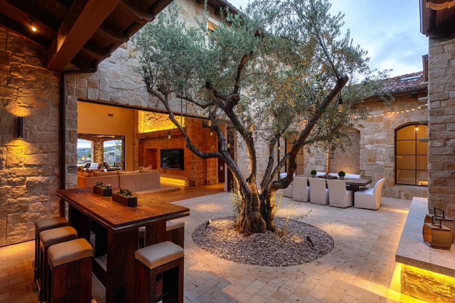 Деревянный дом с внутренним двориком