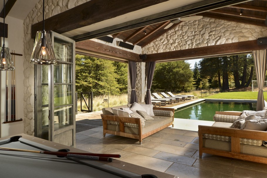 Загородный дом с внутренним двориком