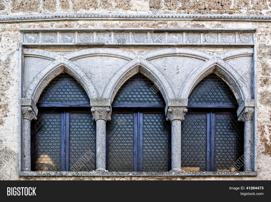 Старые постройки с арочными окнами