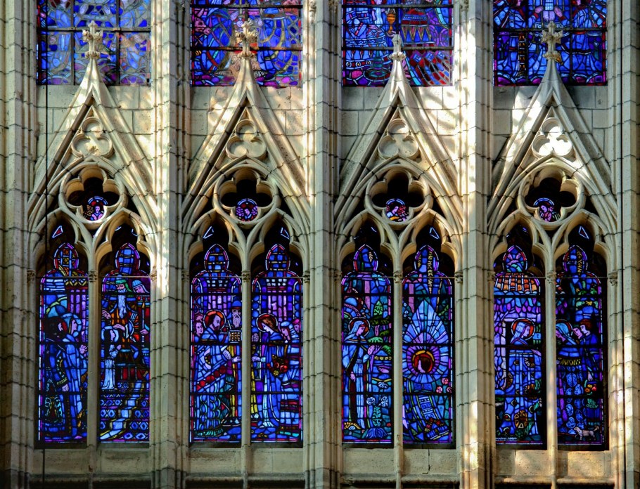 Кот д Ивуар христианский храм витраж