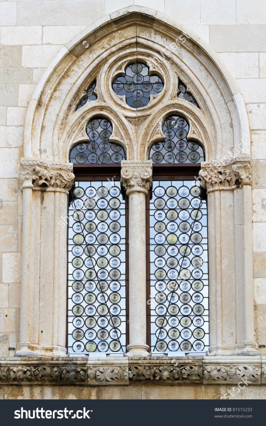 Окно в стиле Готика