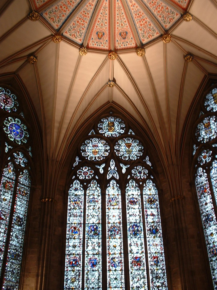 Окно роза романский храм