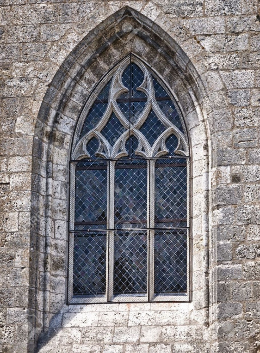 Стрельчатая арка готического собора