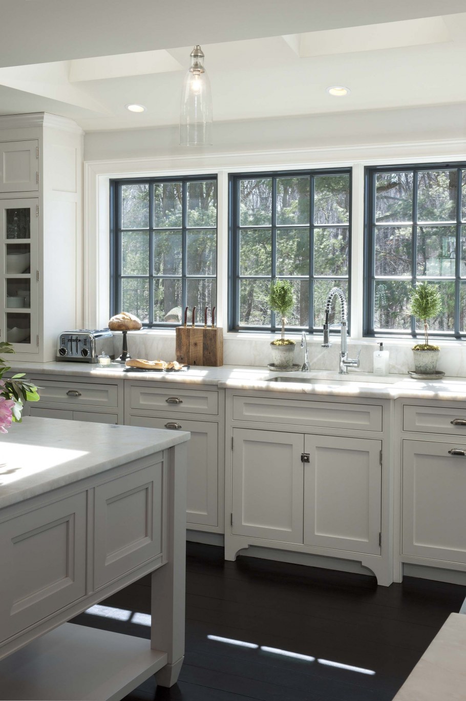 Окно на кухне из белого камня