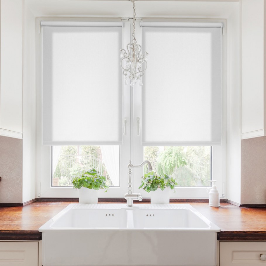 Белая глянцевая кухня с мойкой у окна