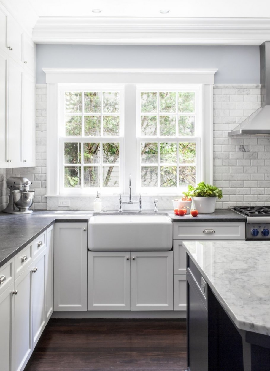 Кухня с раковиной вдоль окна