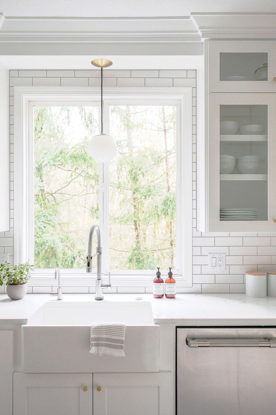 Мойка у окна на кухне