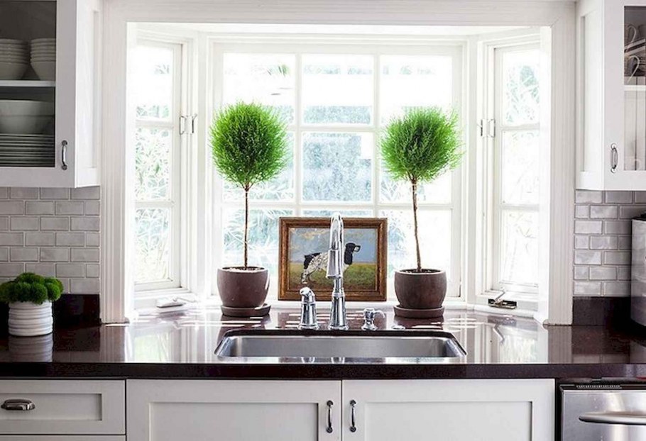 Угловая кухня с мойкой у окна