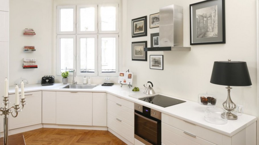 Синяя кухня с раковиной у окна