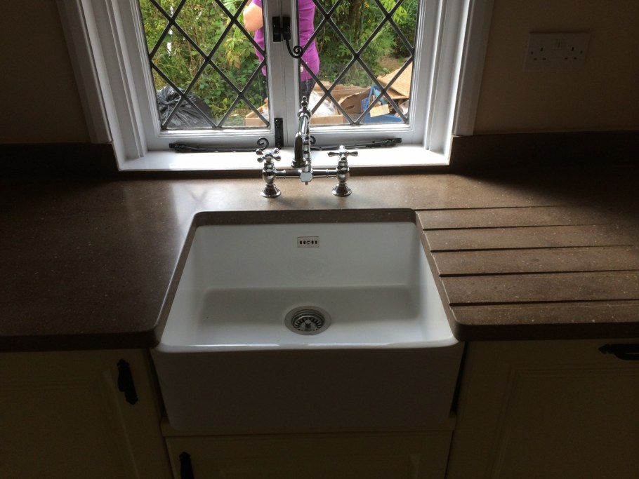 Окно над раковиной в кухне