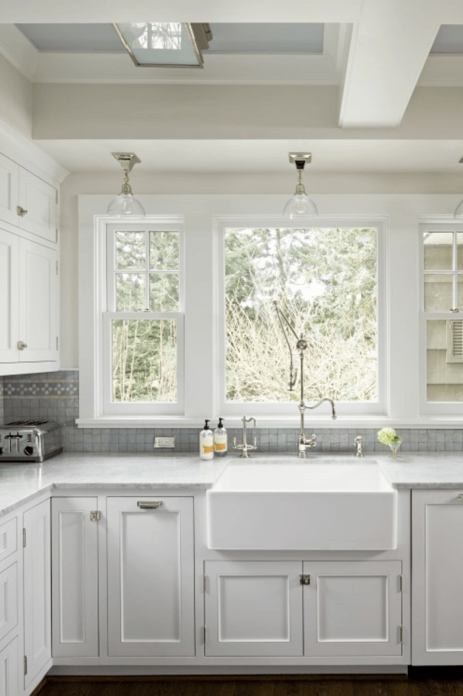 Раковина под окном на кухне