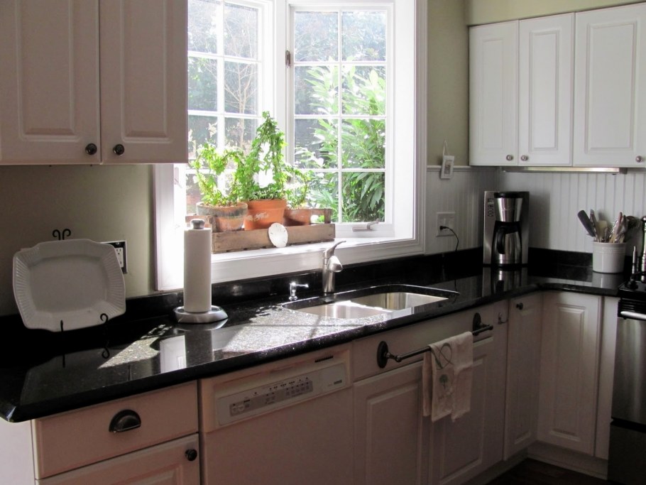 Кухня с окном над мойкой