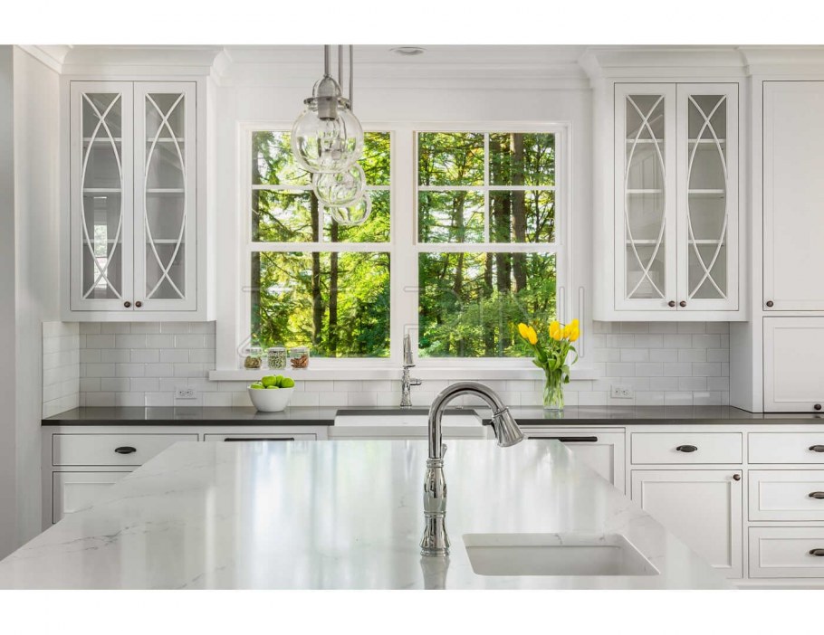 Мойка у окна на кухне