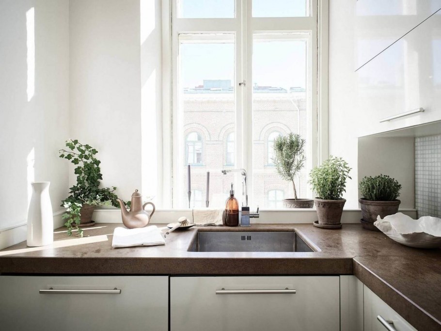 Планировка кухни с мойкой у окна