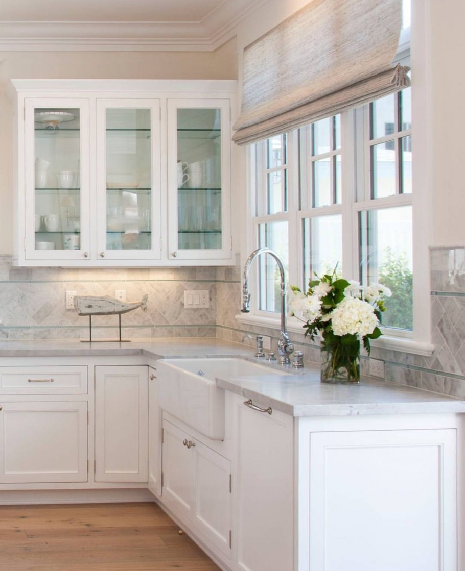 Кухня с мойкой у окна в доме