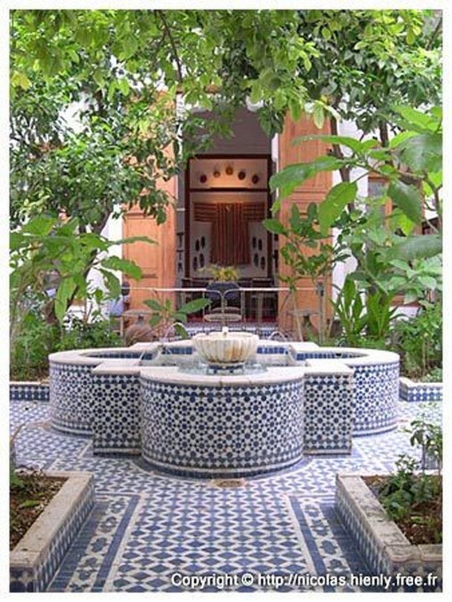 Внутренний дворик с фонтаном в Севилье