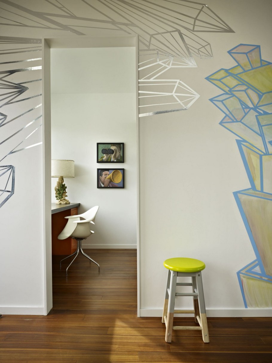 Геометрические линии на стене в интерьере