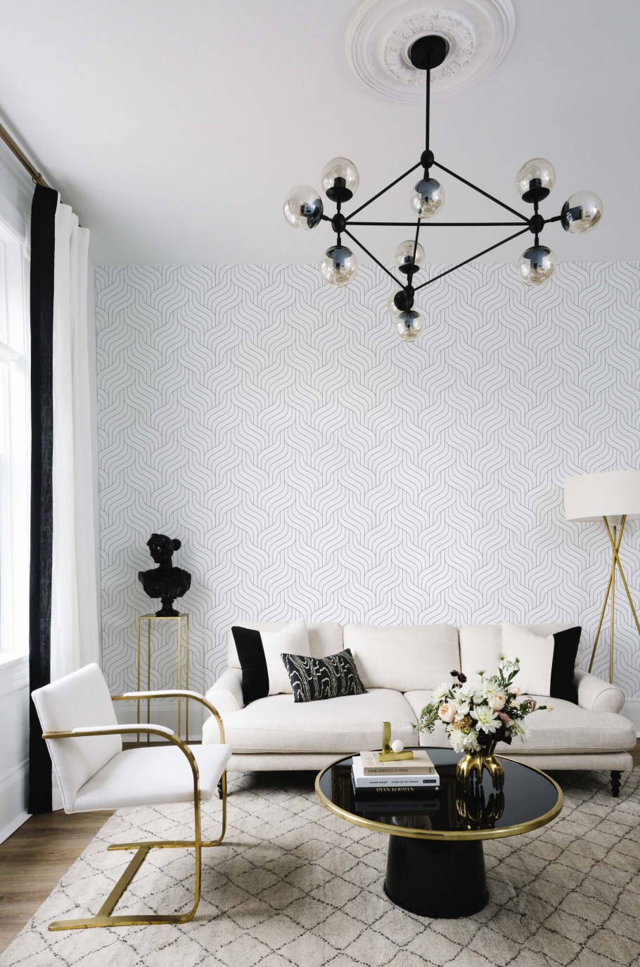 Белая люстра в интерьере