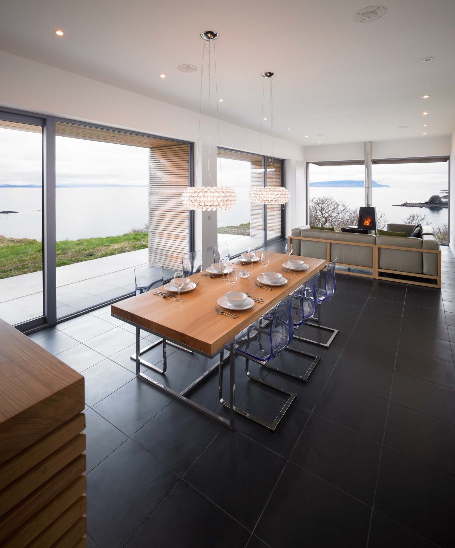 Кухня гостиная с панорамными окнами